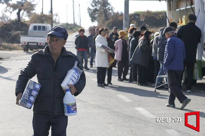 “창고에 쟁여놔야 마음이 편해요”…목숨 건 장보기 해결하는 이동식 마트[식품사막] ③